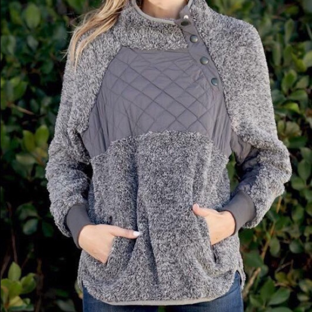 SALE‼️Grey faux fur quilted pull over!